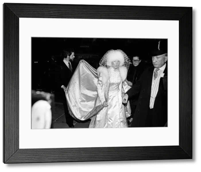 Framed Print : Anna Wallace marries Johnny Hesketh, brother of Lord Hesketh, at the Guards Chapel Framed Print : Anna Wallace marries Johnny Hesketh, brother of Lord Hesketh, at the Guards Chapel