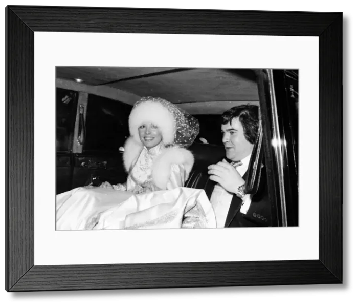 Framed Print : Anna Wallace marries Johnny Hesketh, brother of Lord Hesketh, at the Guards Chapel Framed Print : Anna Wallace marries Johnny Hesketh, brother of Lord Hesketh, at the Guards Chapel