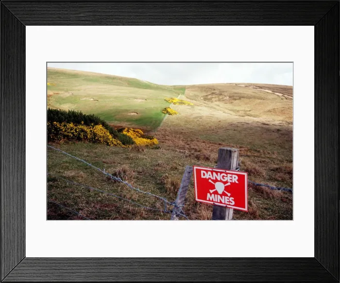 Framed Print : Falkland Islands re-visited. Sign warning that mines lie ahead - 5th March 1999