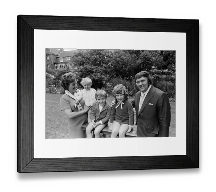 Framed Print : Les Dawson at home at Lytham St Annes, Lancashire, with his wife Margaret Framed Print : Les Dawson at home at Lytham St Annes, Lancashire, with his wife Margaret