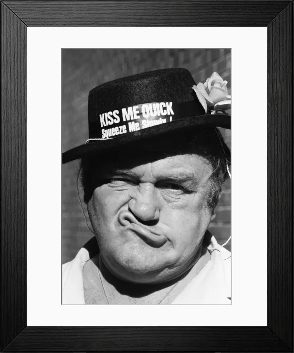 Framed Print : Les Dawson at Blackpool Beach, Lancashire. 15th July 1984 Framed Print : Les Dawson at Blackpool Beach, Lancashire. 15th July 1984