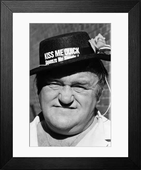 Framed Print : Les Dawson at Blackpool Beach, Lancashire. 15th July 1984 Framed Print : Les Dawson at Blackpool Beach, Lancashire. 15th July 1984