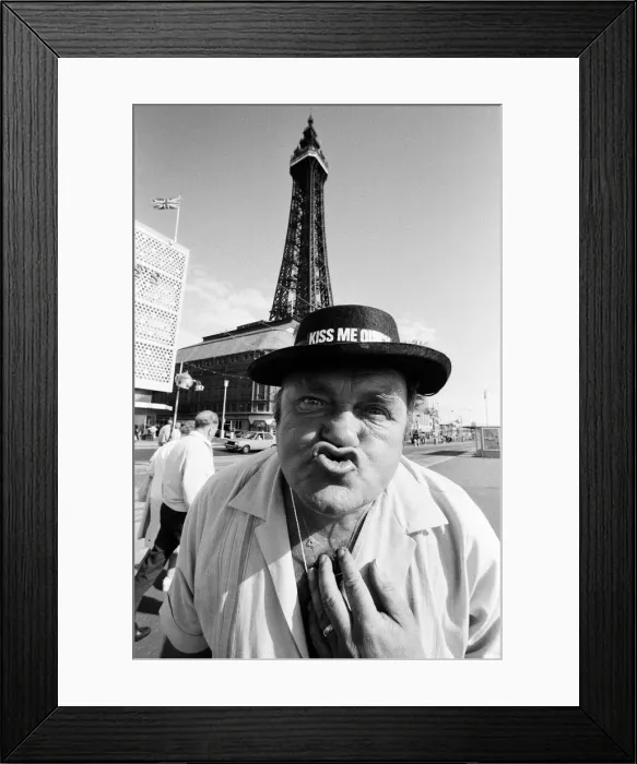 Framed Print : Les Dawson at Blackpool Beach, Lancashire. 15th July 1984