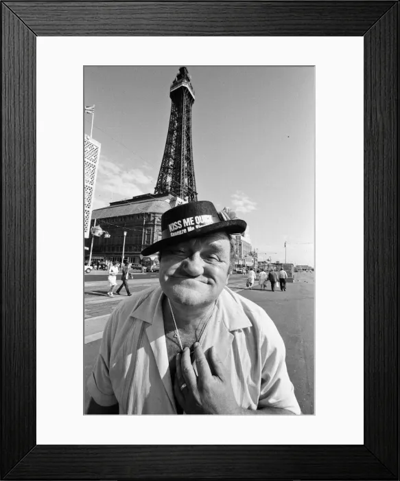 Framed Print : Les Dawson at Blackpool Beach, Lancashire. 15th July 1984 Framed Print : Les Dawson at Blackpool Beach, Lancashire. 15th July 1984