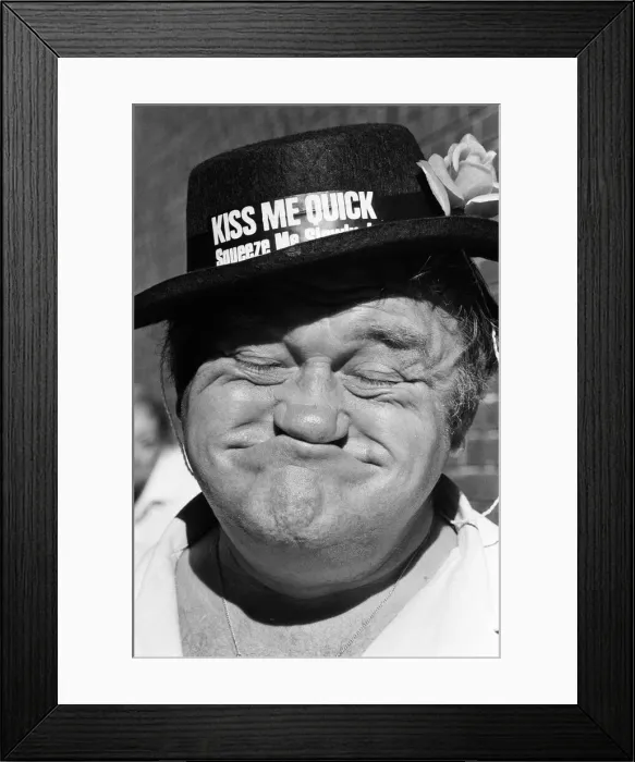 Framed Print : Les Dawson at Blackpool Beach, Lancashire. 15th July 1984 Framed Print : Les Dawson at Blackpool Beach, Lancashire. 15th July 1984