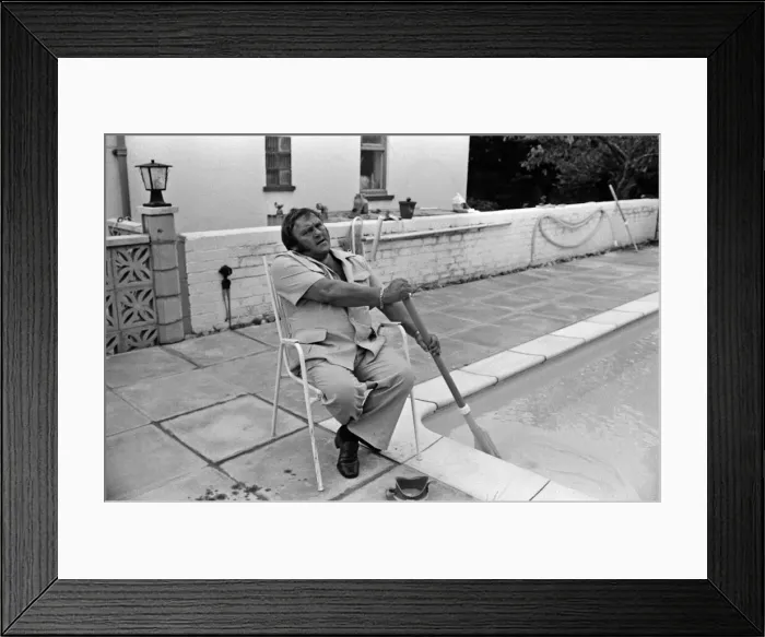 Framed Print : Les Dawson at his home near Blackpool, Lancashire. August 1977 Framed Print : Les Dawson at his home near Blackpool, Lancashire. August 1977