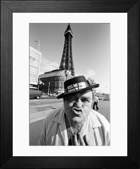 Framed Print : Les Dawson at Blackpool Beach, Lancashire. 15th July 1984 Framed Print : Les Dawson at Blackpool Beach, Lancashire. 15th July 1984