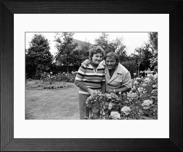 Framed Print : Les Dawson at his home near Blackpool, Lancashire, with his wife Margaret. August 1977 Framed Print : Les Dawson at his home near Blackpool, Lancashire, with his wife Margaret. August 1977