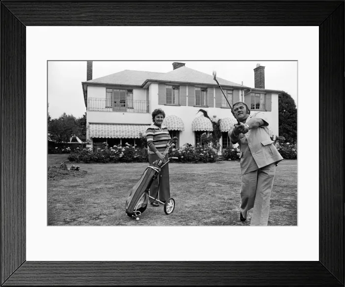 Framed Print : Les Dawson at his home near Blackpool, Lancashire, with his wife Margaret. August 1977 Framed Print : Les Dawson at his home near Blackpool, Lancashire, with his wife Margaret. August 1977