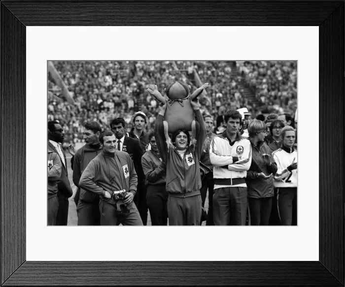 Framed Print : The Commonwealth Games. Pictured, the closing ceremony. Meadowbank Stadium, Edinburgh Framed Print : The Commonwealth Games. Pictured, the closing ceremony. Meadowbank Stadium, Edinburgh