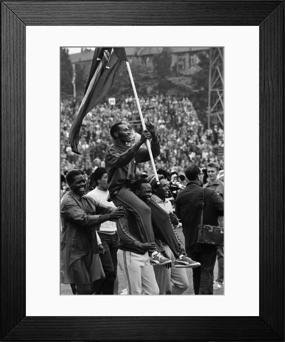 Framed Print : The Commonwealth Games. Pictured, the closing ceremony. Meadowbank Stadium, Edinburgh Framed Print : The Commonwealth Games. Pictured, the closing ceremony. Meadowbank Stadium, Edinburgh
