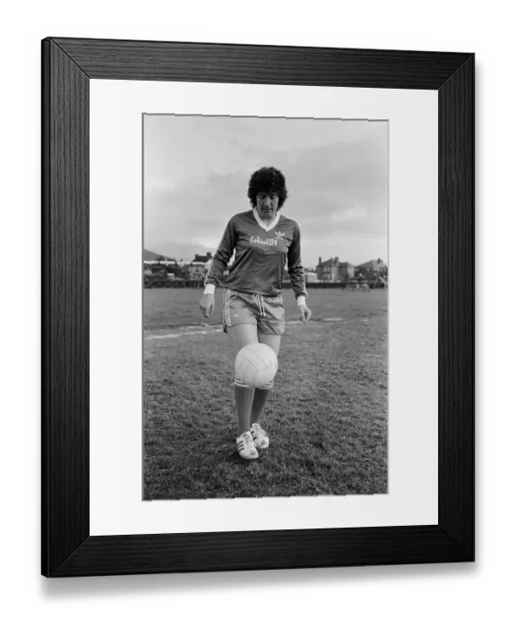 Framed Print : Soccer star Maureen Reynolds pictured in Prestatyn, North Wales. 5th June 1981
