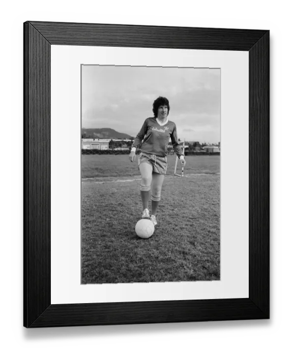 Framed Print : Soccer star Maureen Reynolds pictured in Prestatyn, North Wales. 5th June 1981