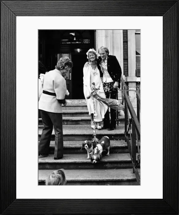 Framed Print : Actress Stephanie Beacham marries actor John McEnery at Hampstead Registry Office, London Framed Print : Actress Stephanie Beacham marries actor John McEnery at Hampstead Registry Office, London