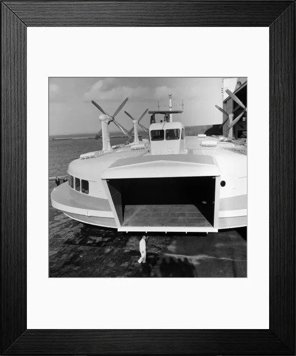 Framed Print : The worlds biggest hovercraft makes it public debut. The SRN 4 on show at Cowes Framed Print : The worlds biggest hovercraft makes it public debut. The SRN 4 on show at Cowes