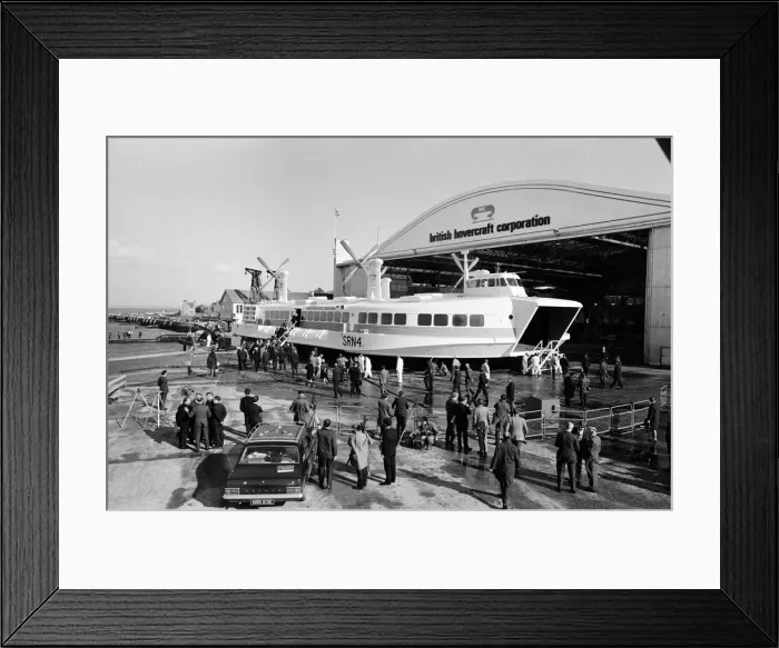 Framed Print : The worlds biggest hovercraft makes it public debut. The SRN 4 on show at Cowes Framed Print : The worlds biggest hovercraft makes it public debut. The SRN 4 on show at Cowes
