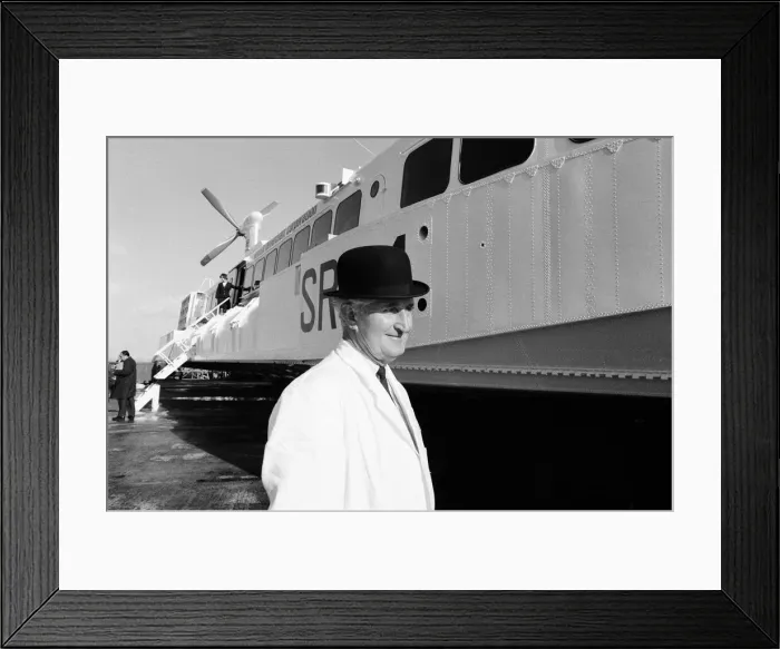 Framed Print : The worlds biggest hovercraft makes it public debut. The SRN 4 on show at Cowes Framed Print : The worlds biggest hovercraft makes it public debut. The SRN 4 on show at Cowes