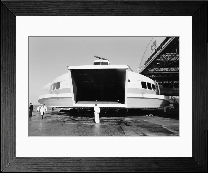 Framed Print : The worlds biggest hovercraft makes it public debut. The SRN 4 on show at Cowes
