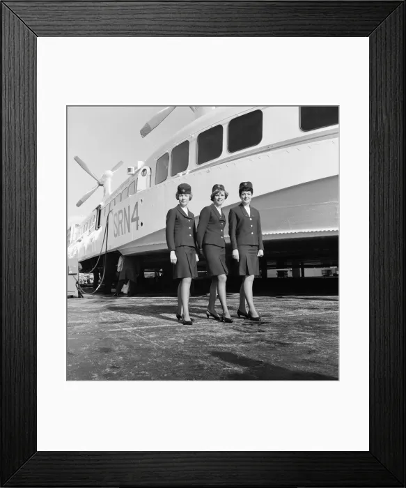 Framed Print : The worlds biggest hovercraft makes it public debut. The SRN 4 on show at Cowes Framed Print : The worlds biggest hovercraft makes it public debut. The SRN 4 on show at Cowes