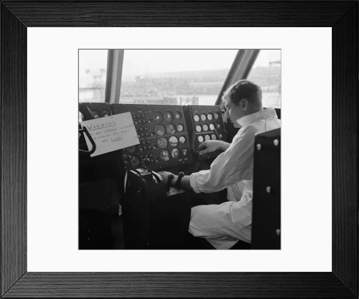 Framed Print : The worlds biggest hovercraft makes it public debut. The SRN 4 on show at Cowes Framed Print : The worlds biggest hovercraft makes it public debut. The SRN 4 on show at Cowes