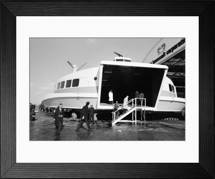 Framed Print : The worlds biggest hovercraft makes it public debut. The SRN 4 on show at Cowes Framed Print : The worlds biggest hovercraft makes it public debut. The SRN 4 on show at Cowes
