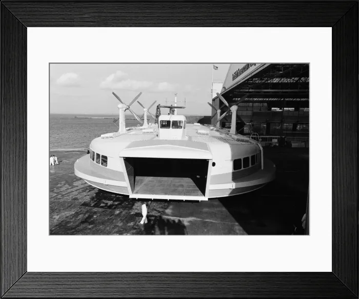 Framed Print : The worlds biggest hovercraft makes it public debut. The SRN 4 on show at Cowes Framed Print : The worlds biggest hovercraft makes it public debut. The SRN 4 on show at Cowes