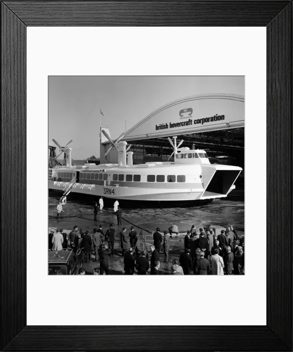Framed Print : The worlds biggest hovercraft makes it public debut. The SRN 4 on show at Cowes Framed Print : The worlds biggest hovercraft makes it public debut. The SRN 4 on show at Cowes