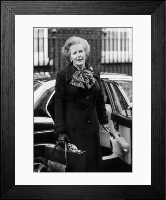 Framed Print : Margaret Thatcher outside 10 Downing street - February 1984 Framed Print : Margaret Thatcher outside 10 Downing street - February 1984