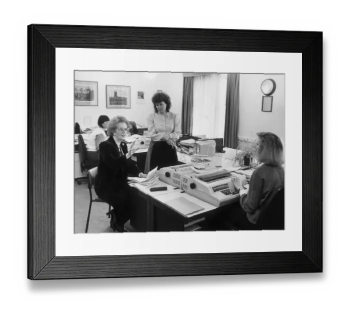 Framed Print : MARGARET THATCHER IN THE DOWNING STREET SECRETARIAL OFFICES - OCTOBER 1986 Framed Print : MARGARET THATCHER IN THE DOWNING STREET SECRETARIAL OFFICES - OCTOBER 1986