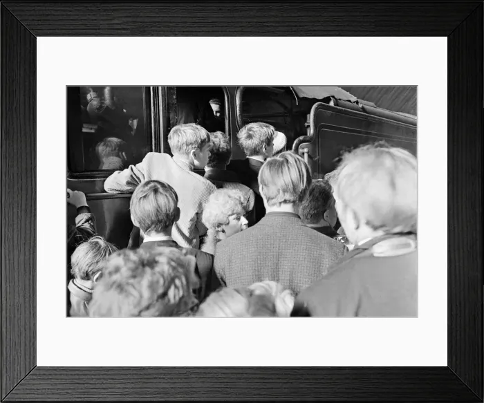 Framed Print : The Flying Scotsman - Trainspotter Special. The Flying Scotsman arrives Framed Print : The Flying Scotsman - Trainspotter Special. The Flying Scotsman arrives