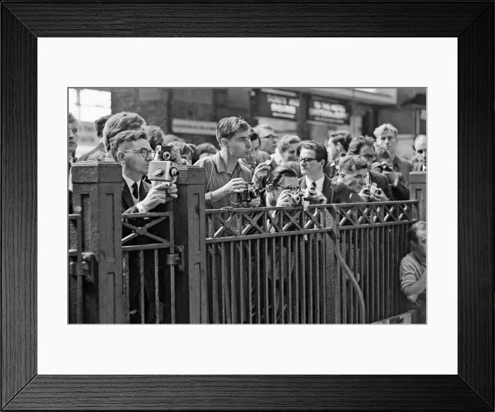 Framed Print : The Flying Scotsman - Trainspotter Special. The Flying Scotsman arrives Framed Print : The Flying Scotsman - Trainspotter Special. The Flying Scotsman arrives