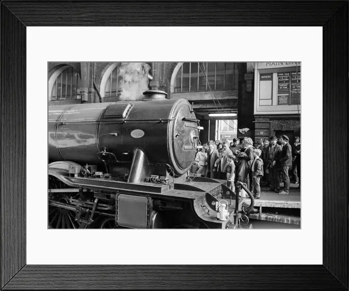 Framed Print : The Flying Scotsman - Trainspotter Special. The Flying Scotsman arrives