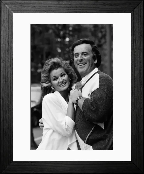 Framed Print : Colbys star Stephanie Beacham is back in Britain on a private visit Framed Print : Colbys star Stephanie Beacham is back in Britain on a private visit
