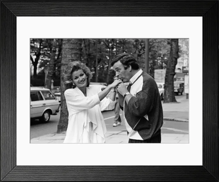 Framed Print : Colbys star Stephanie Beacham is back in Britain on a private visit Framed Print : Colbys star Stephanie Beacham is back in Britain on a private visit