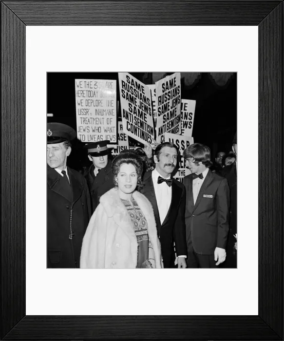 Framed Print : The premiere of Fiddler on the Roof'at the Dominion Theatre Framed Print : The premiere of Fiddler on the Roof'at the Dominion Theatre
