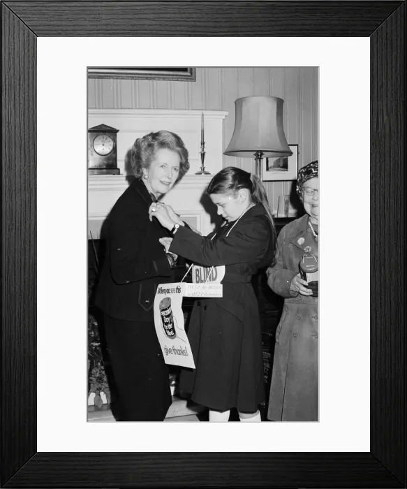 Framed Print : Margaret Thatcher with RNIB members - 03 / 04 / 1987 Framed Print : Margaret Thatcher with RNIB members - 03 / 04 / 1987