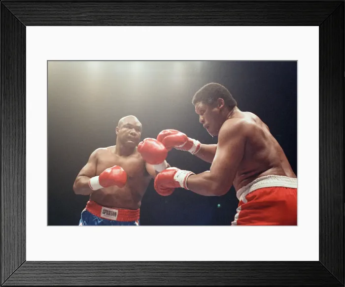 Framed Print : George Foreman vs. Terry Anderson, London Arena, London, 25th September 1990 Framed Print : George Foreman vs. Terry Anderson, London Arena, London, 25th September 1990