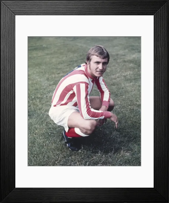 Framed Print : Sunderland forward Dennis Tueart in pre season training session July 1969