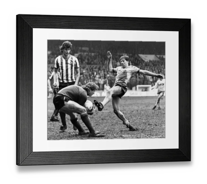 Framed Print : English League Division Two match at Bramall Lane Sheffield United 2 v Leeds United