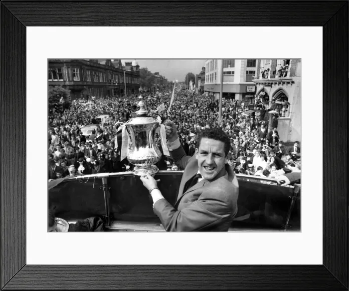 Framed Print : Dave Mackay of Tottenham Hotspur parades the FA Cup down the High Street in Tottenham