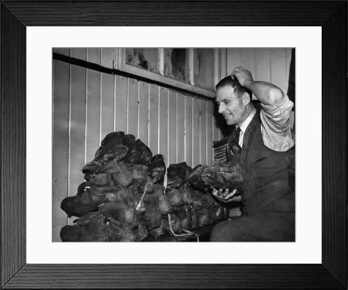 Framed Print : Jack Jones Trainer of Glenavon gets a bit perplexed when Antony out the football boots Framed Print : Jack Jones Trainer of Glenavon gets a bit perplexed when Antony out the football boots