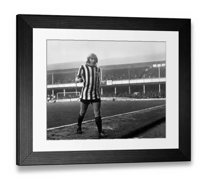 Framed Print : Everton v. Sheffield United. Tony Currie sent off by referee Tony Morrissey