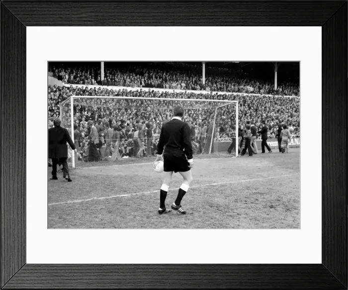 Framed Print : English League Division One match at White Hart Lane. Tottenham Hotspur 2 v Chelsea 0 Framed Print : English League Division One match at White Hart Lane. Tottenham Hotspur 2 v Chelsea 0