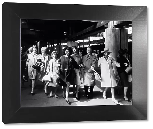 Preson North End wives and girlfriends arrive at Euston for the Cup Final with Tom Finney
