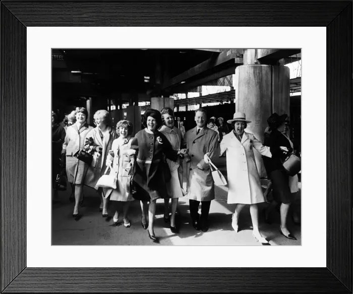 Framed Print : Preson North End wives and girlfriends arrive at Euston for the Cup Final with Tom Finney Framed Print : Preson North End wives and girlfriends arrive at Euston for the Cup Final with Tom Finney