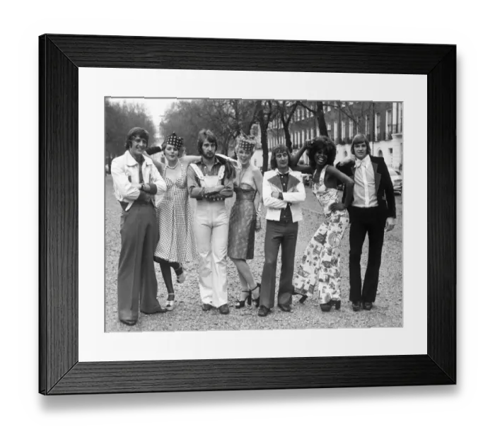 Framed Print : Chelsea join the fashion Stakes. Footballers and models l-r Ian Hutchison, Cindy