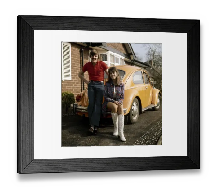 Framed Print : Liverpool footballer Steve Heighway and his wife Sue stand beside their Volkswagen Beetle