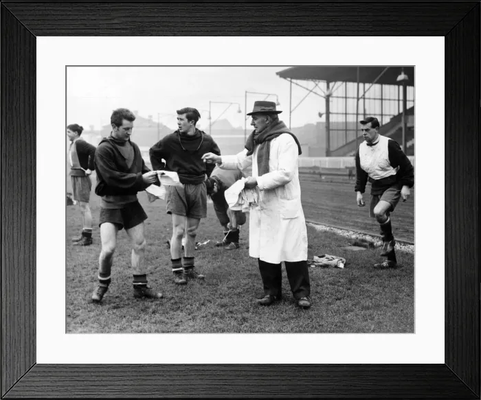 Framed Print : Assistant Trainer Bill Inglis handing out shirt numbers to Mark Pearson (left) Framed Print : Assistant Trainer Bill Inglis handing out shirt numbers to Mark Pearson (left)