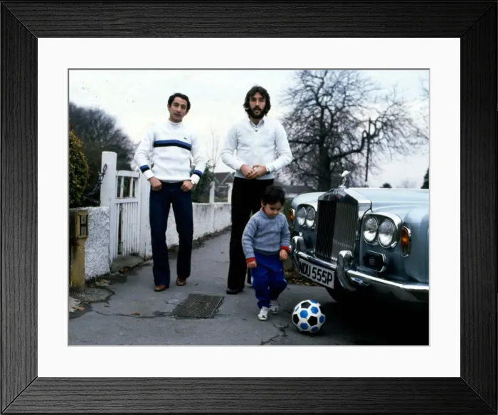 Framed Print : Tottenham Hotspur Argentine footballers Osvaldo Ardiles (centre