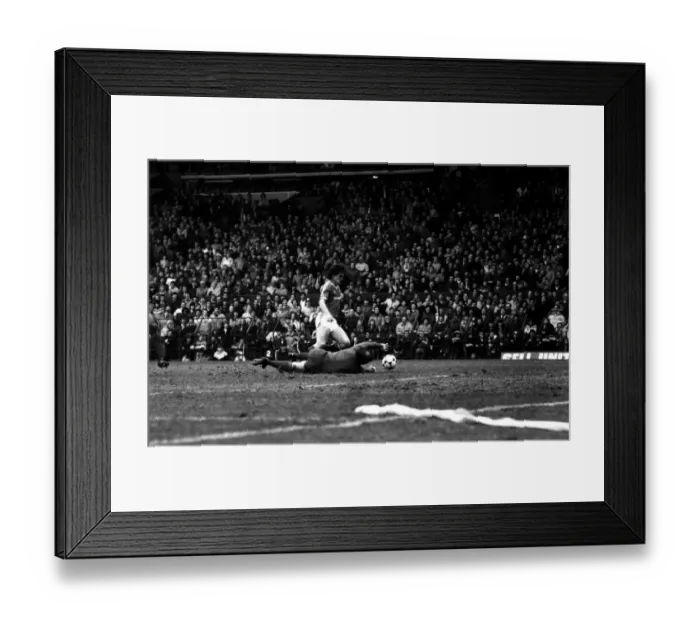 Framed Print : Manchester United v. Leicester City. March 1984 MF14-20-030 The final score was a